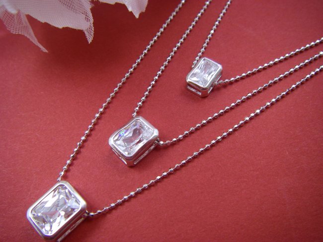 �h�C�c���E�L���[�r�b�N�W���R�j�A�̃l�b�N���X