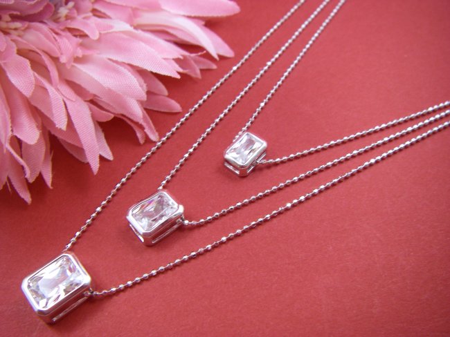 �h�C�c���E�L���[�r�b�N�W���R�j�A�̃l�b�N���X