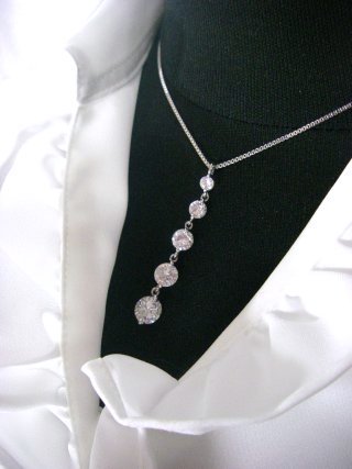 5連のキュービックジルコニアのペンダント