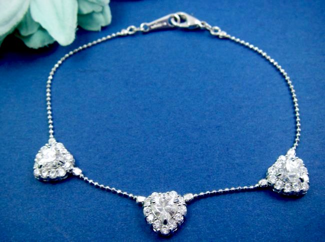 �n�[�g�@�אg�̃u���X���b�g�@�L���[�r�b�N�W���R�j�A�E�A�N�Z�T���[