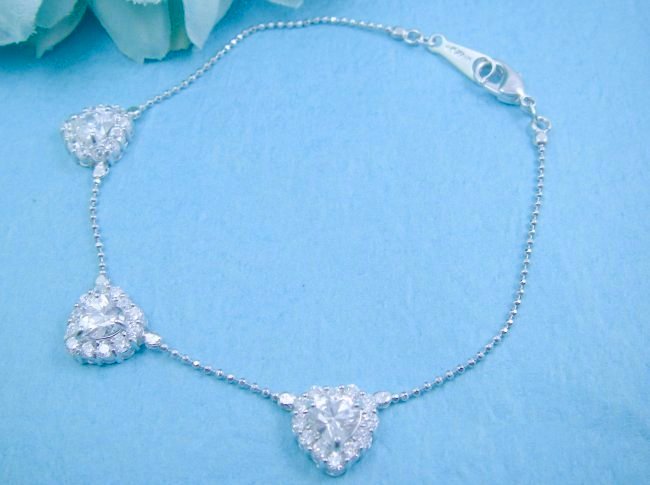 �n�[�g�@�אg�̃u���X���b�g�@�L���[�r�b�N�W���R�j�A�E�A�N�Z�T���[