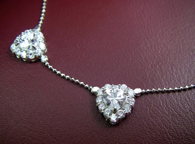 �n�[�g�@�אg�̃u���X���b�g�@�L���[�r�b�N�W���R�j�A�E�A�N�Z�T���[