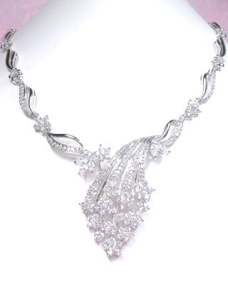 �L���[�r�b�N�W���R�j�A�̃l�b�N���X�@CZ�A�N�Z�T���[