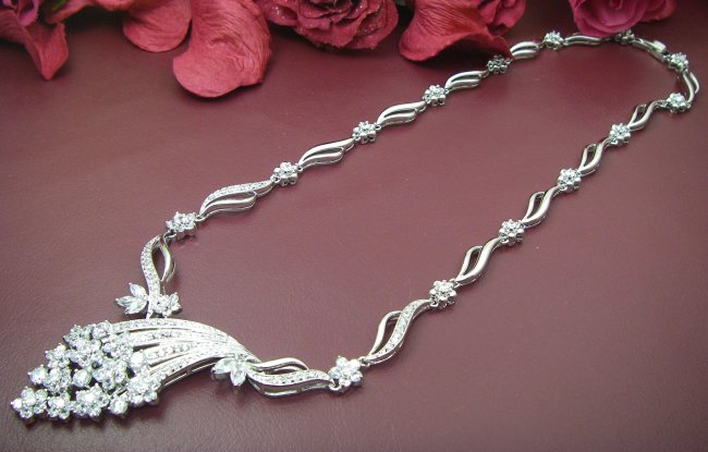 �L���[�r�b�N�W���R�j�A�̃l�b�N���X�@CZ�A�N�Z�T���[