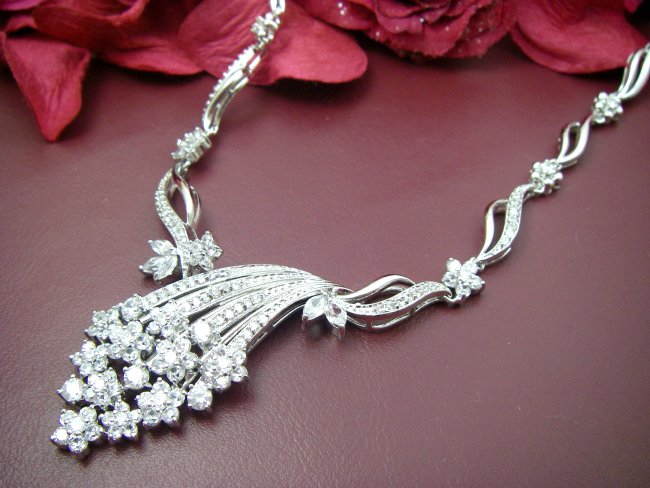 �L���[�r�b�N�W���R�j�A�̃l�b�N���X�@CZ�A�N�Z�T���[