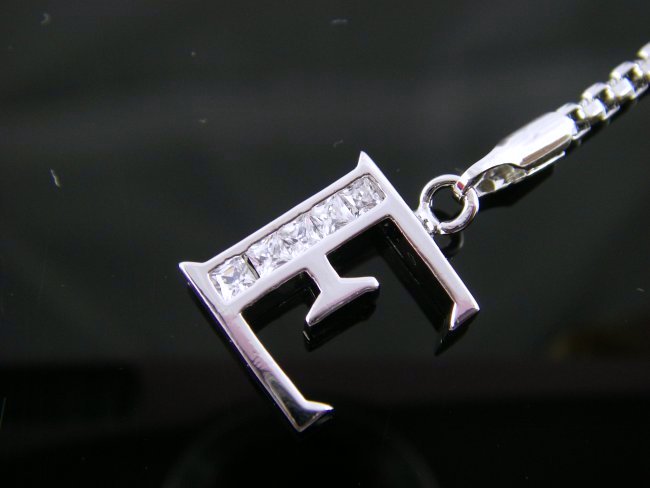 �L���[�r�b�N�W���R�j�A�̌g�уX�g���b�v