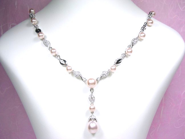 �p�[���ƃL���[�r�b�N�W���R�j�A�̃l�b�N���X