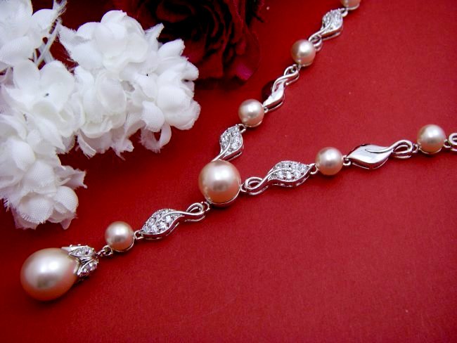 �p�[���ƃL���[�r�b�N�W���R�j�A�̃l�b�N���X