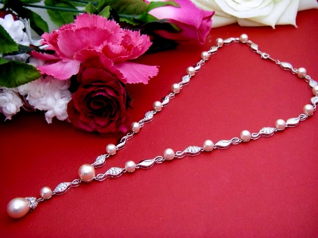 �p�[���ƃL���[�r�b�N�W���R�j�A�̃l�b�N���X