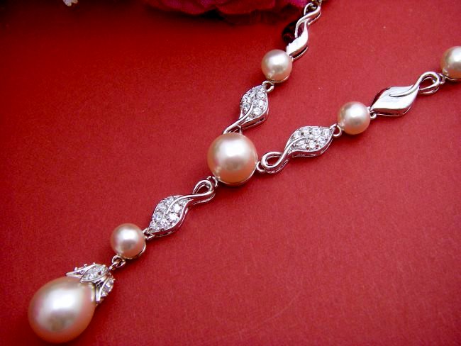 �p�[���ƃL���[�r�b�N�W���R�j�A�̃l�b�N���X