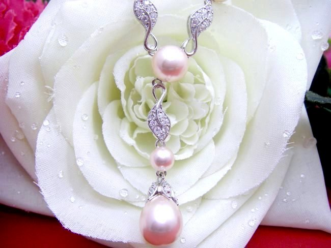 �p�[���ƃL���[�r�b�N�W���R�j�A�̃l�b�N���X