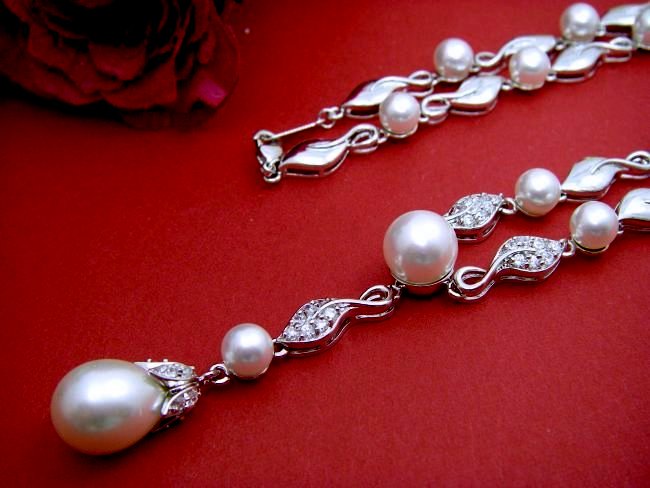 �p�[���ƃL���[�r�b�N�W���R�j�A�̃l�b�N���X