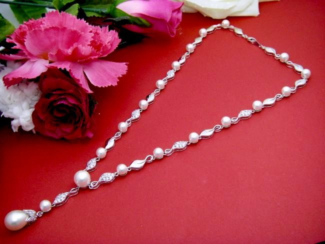 �p�[���ƃL���[�r�b�N�W���R�j�A�̃l�b�N���X