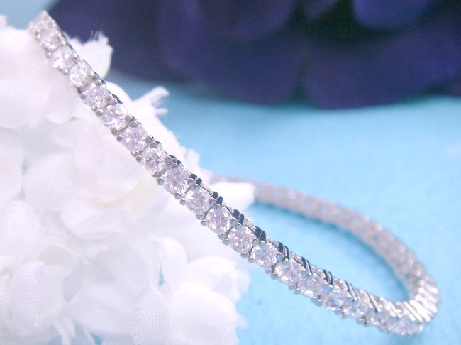 �e�j�X�u���X���b�g�@�L���[�r�b�N�W���R�j�A�E�A�N�Z�T���[