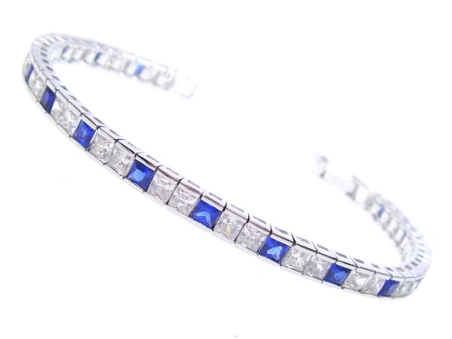 �e�j�X�u���X���b�g�@�L���[�r�b�N�W���R�j�A�E�A�N�Z�T���[