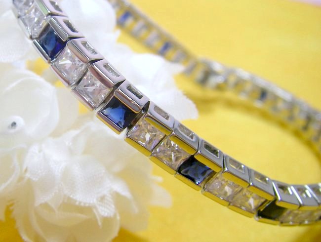 �e�j�X�u���X���b�g�@�L���[�r�b�N�W���R�j�A�E�A�N�Z�T���[