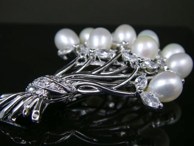 パールとキュービックジルコニアのブローチ フラワーモチーフ