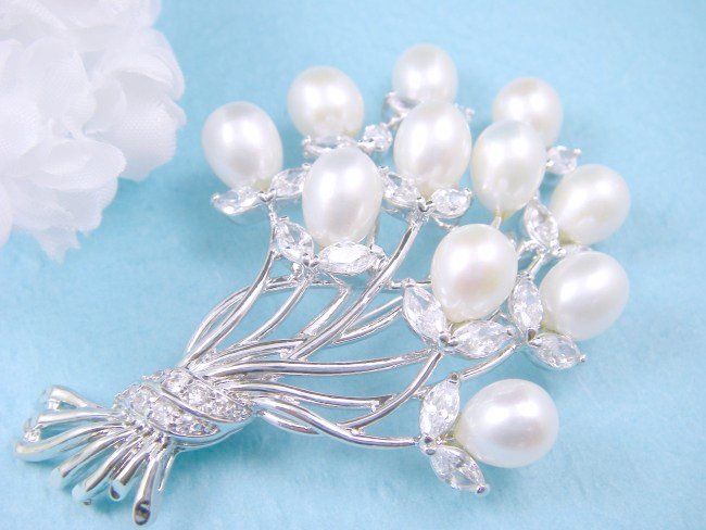 パールとキュービックジルコニアのブローチ フラワーモチーフ