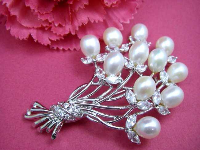 パールとキュービックジルコニアのブローチ フラワーモチーフ