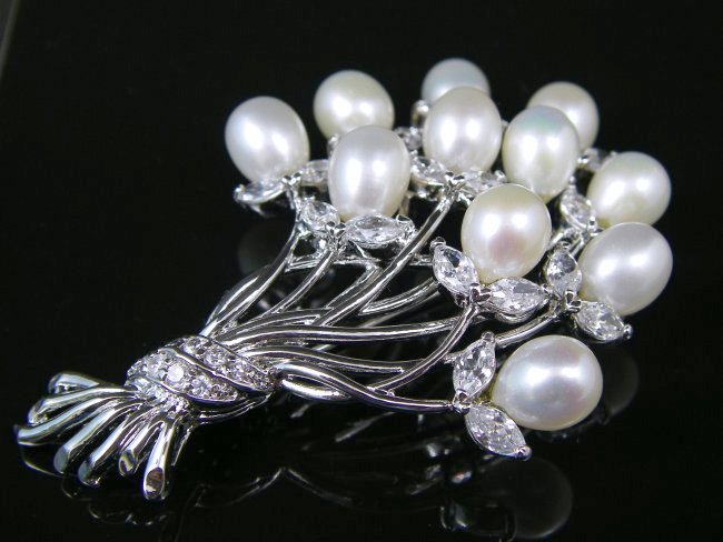 パールとキュービックジルコニアのブローチ フラワーモチーフ