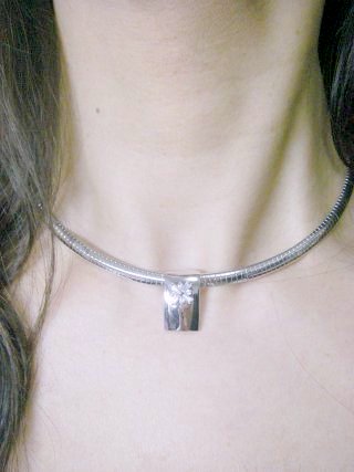 �L���[�r�b�N�W���R�j�A�̃l�b�N���X