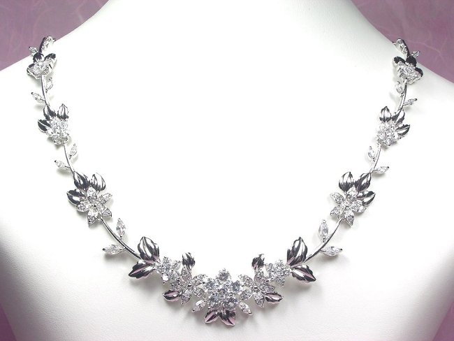 �t�����[���`�[�t�@�L���[�r�b�N�W���R�j�A�̃l�b�N���X