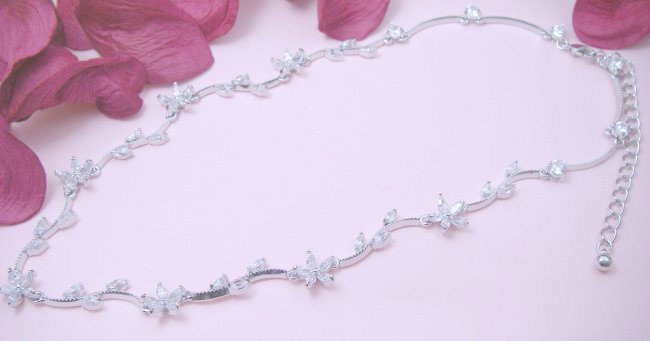 �h�C�c���E�L���[�r�b�N�W���R�j�A�̃l�b�N���X