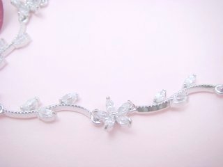 �h�C�c���E�L���[�r�b�N�W���R�j�A�̃l�b�N���X