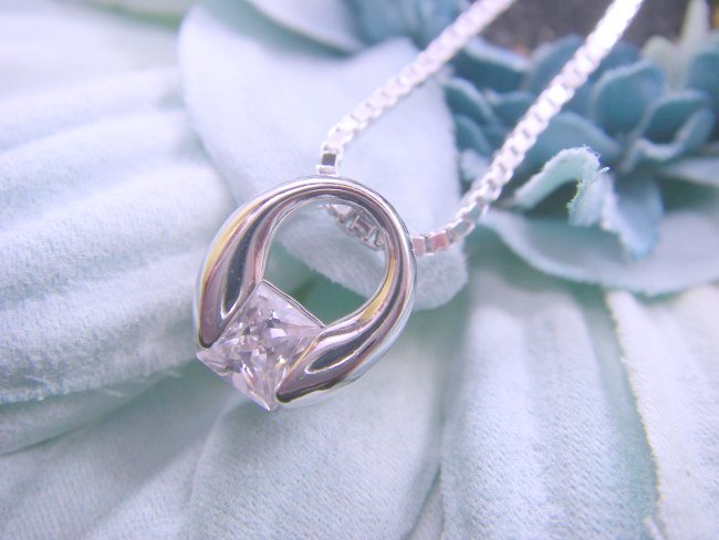 �L���[�r�b�N�W���R�j�A �l�b�N���X