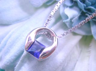 �L���[�r�b�N�W���R�j�A�i�y���_���g�j