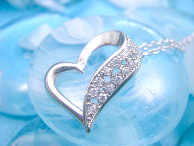 �L���[�r�b�N�W���R�j�A�̃y���_���g�@�n�[�g���`�[�t