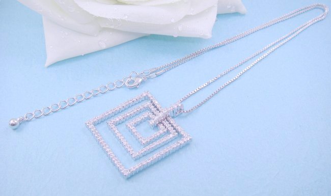 �L���[�r�b�N�W���R�j�A�̃y���_���g