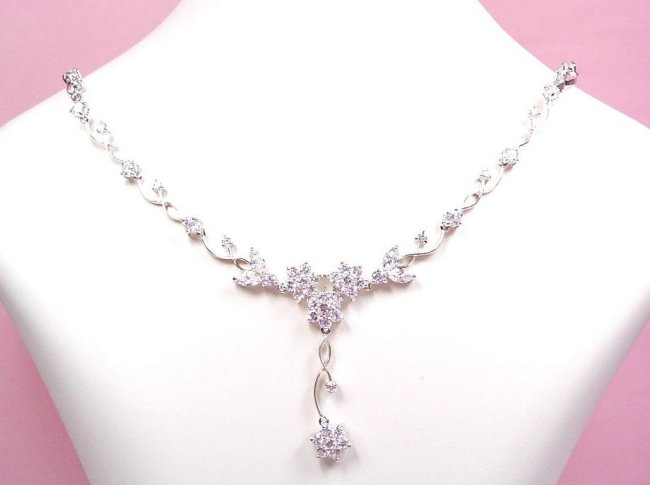 �t�����[���`�[�t�@�u���C�_���E�l�b�N���X�@�A�N�Z�T���[