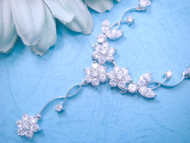 �t�����[���`�[�t�@�u���C�_���E�l�b�N���X�@�A�N�Z�T���[