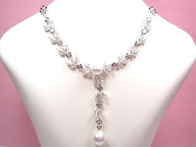 �l�b�N���X�@�}�W�����J�p�[���ƃL���[�r�b�N�W���R�j�A