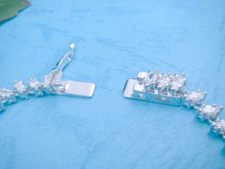 �L���[�r�b�N�W���R�j�A�@�S�[�W���X�ȃl�b�N���X