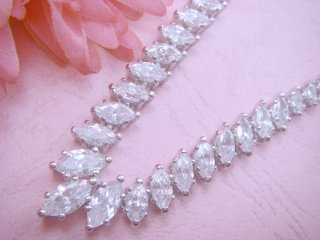 �L���[�r�b�N�W���R�j�A�@�S�[�W���X�ȃl�b�N���X