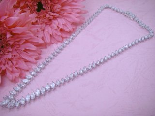 �L���[�r�b�N�W���R�j�A�@�S�[�W���X�ȃl�b�N���X