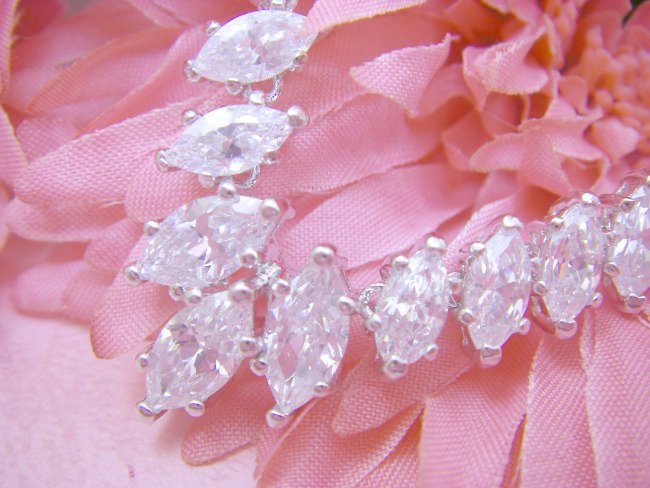 �L���[�r�b�N�W���R�j�A�@�S�[�W���X�ȃl�b�N���X