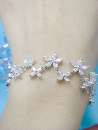 �t�����[���`�[�t�@�L���[�r�b�N�W���R�j�A�E�A�N�Z�T���[�@�u���X���b�g