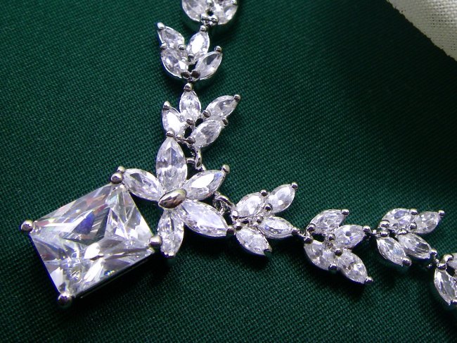 �u���C�_���@�l�b�N���X�@�L���[�r�b�N�W���R�j�A�E�A�N�Z�T���[