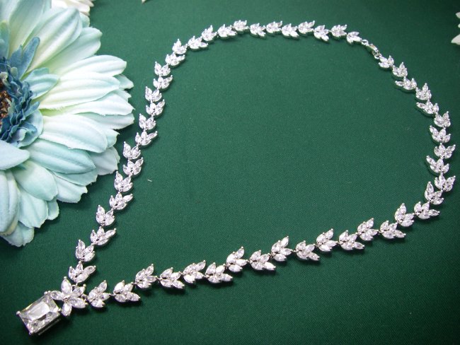 �u���C�_���@�l�b�N���X�@�L���[�r�b�N�W���R�j�A�E�A�N�Z�T���[