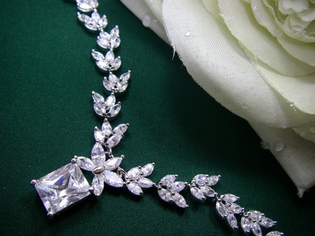 �u���C�_���@�l�b�N���X�@�L���[�r�b�N�W���R�j�A�E�A�N�Z�T���[