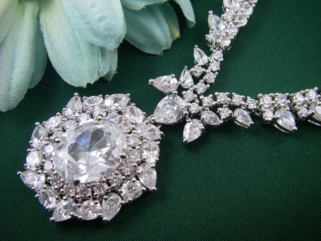 �L���[�r�b�N�W���R�j�A�̃l�b�N���X