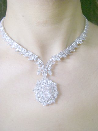 �L���[�r�b�N�W���R�j�A�̃l�b�N���X