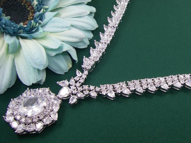 �L���[�r�b�N�W���R�j�A�̃l�b�N���X