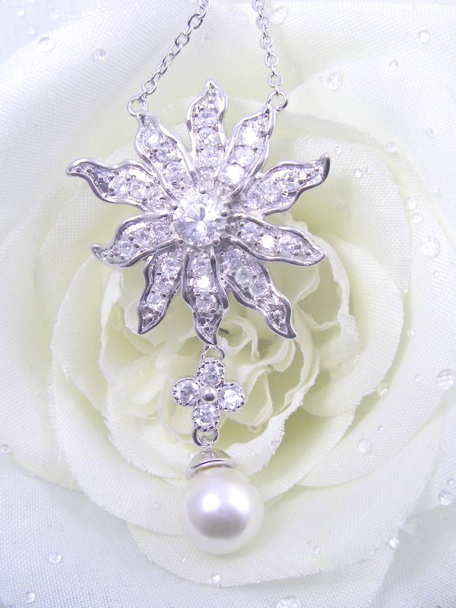 ���z�E�ԁE���@�L���[�r�b�N�W���R�j�A�E�A�N�Z�T���[�@�y���_���g�E�l�b�N���X