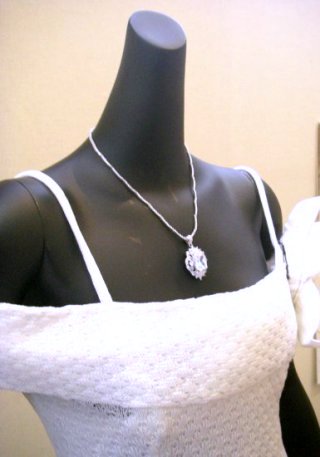 �L���[�r�b�N�W���R�j�A�̃S�[�W���X�ȃl�b�N���X