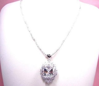 �L���[�r�b�N�W���R�j�A�̃S�[�W���X�ȃl�b�N���X