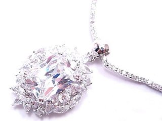 �L���[�r�b�N�W���R�j�A�̃S�[�W���X�ȃl�b�N���X